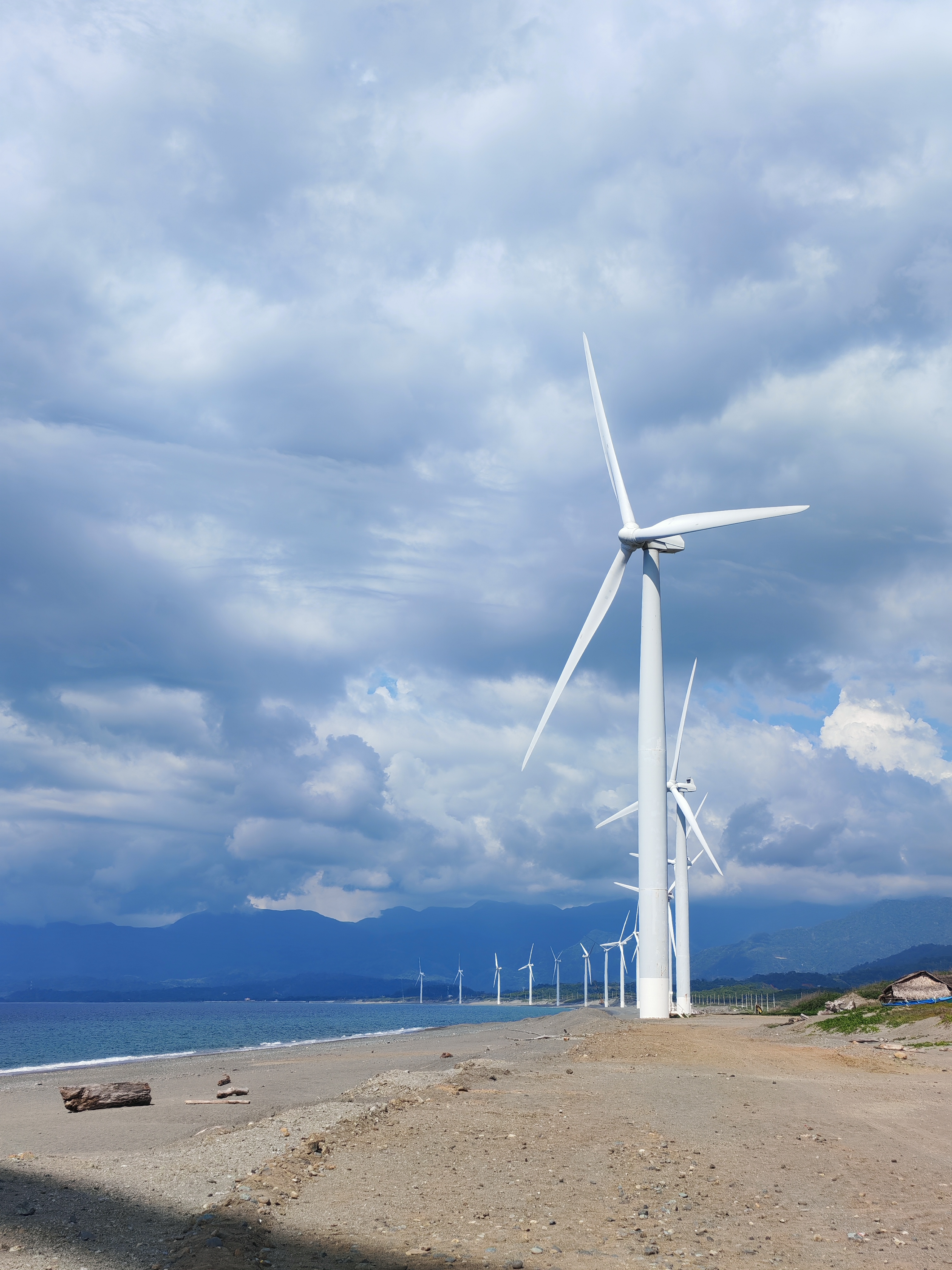 Bangui Windmills na may tanawin ng dagat