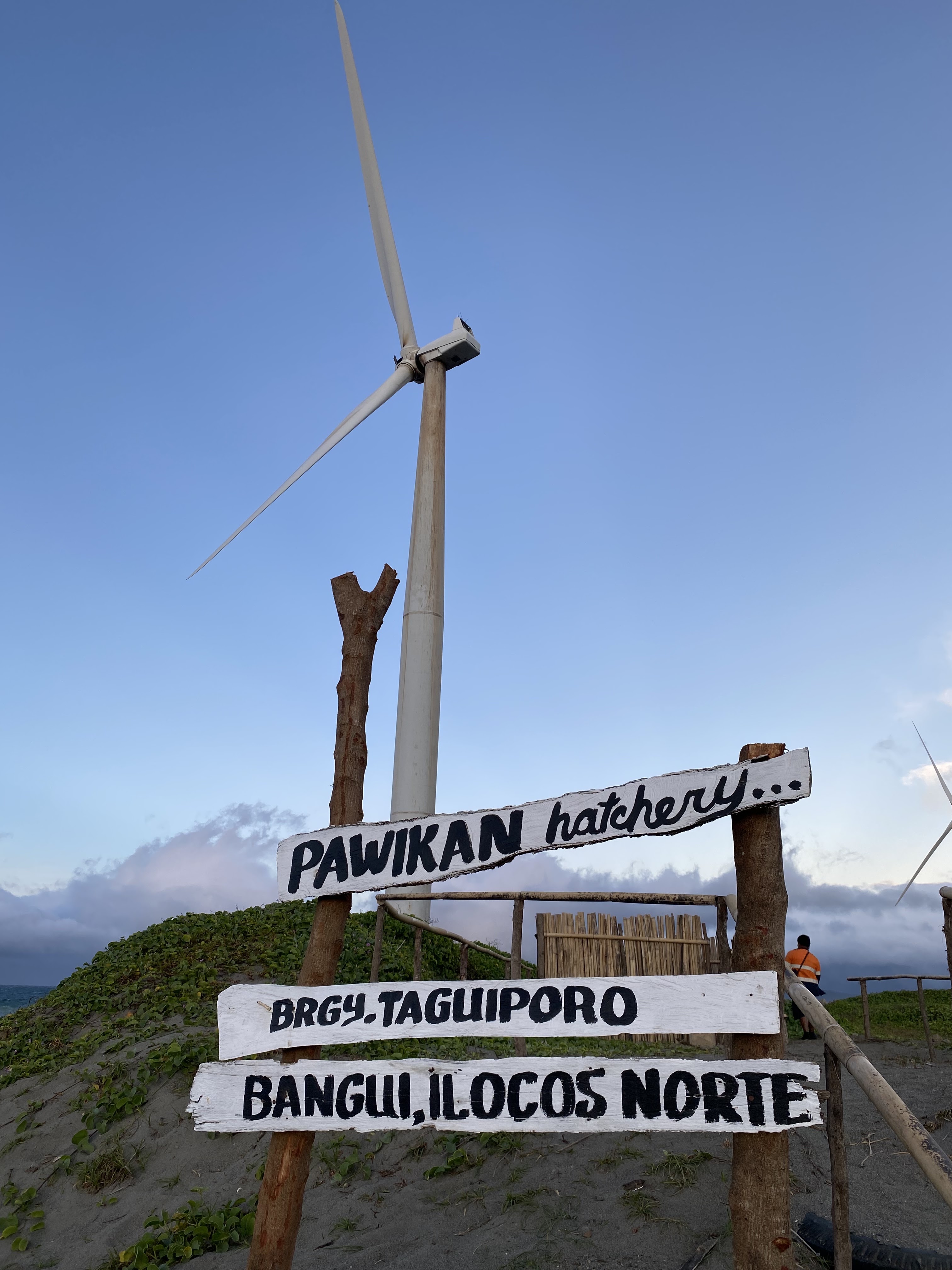 Malawak na tanawin ng bangui na may mga windmill