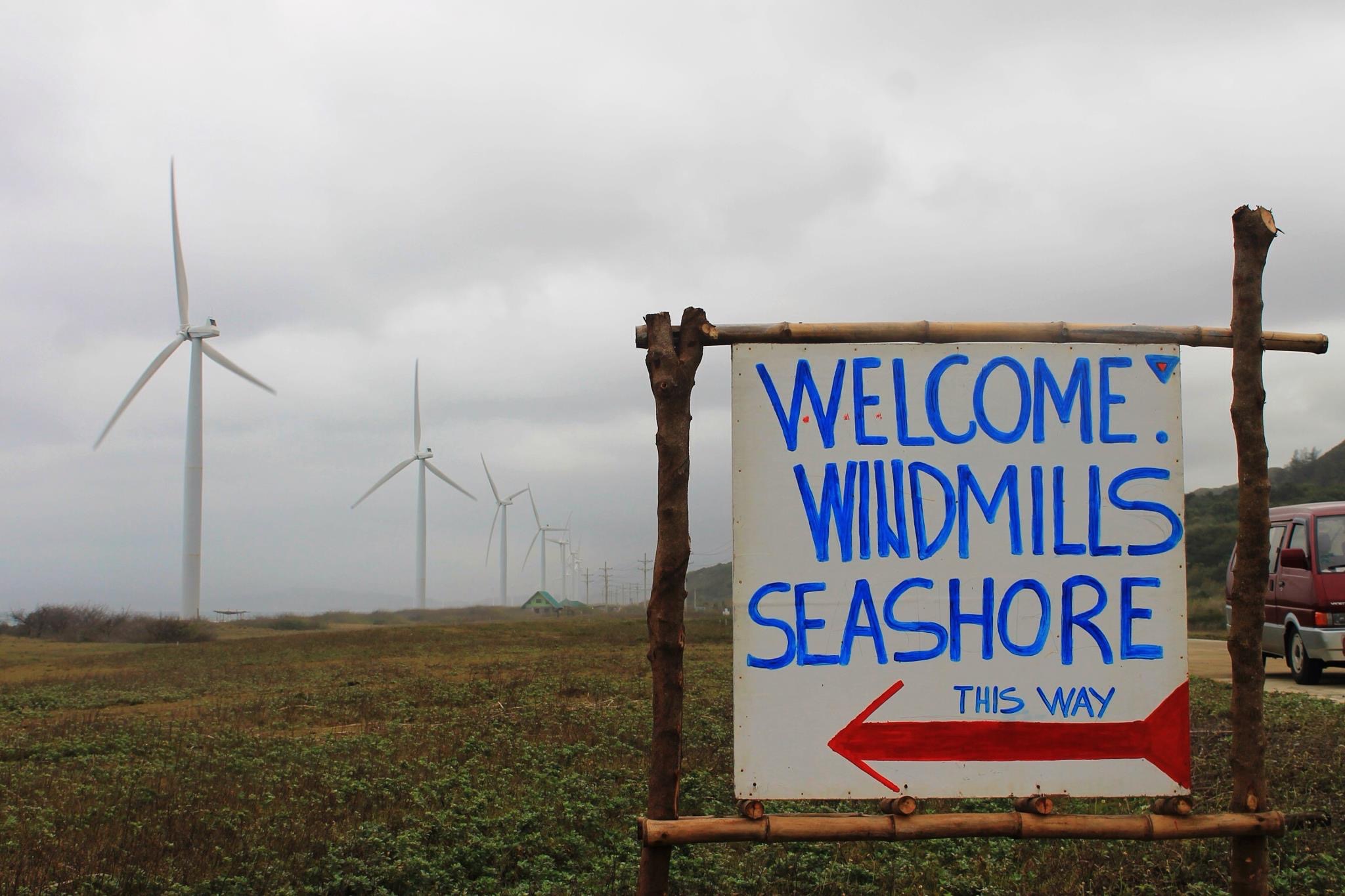 Paglubog ng araw sa Bangui Windmills