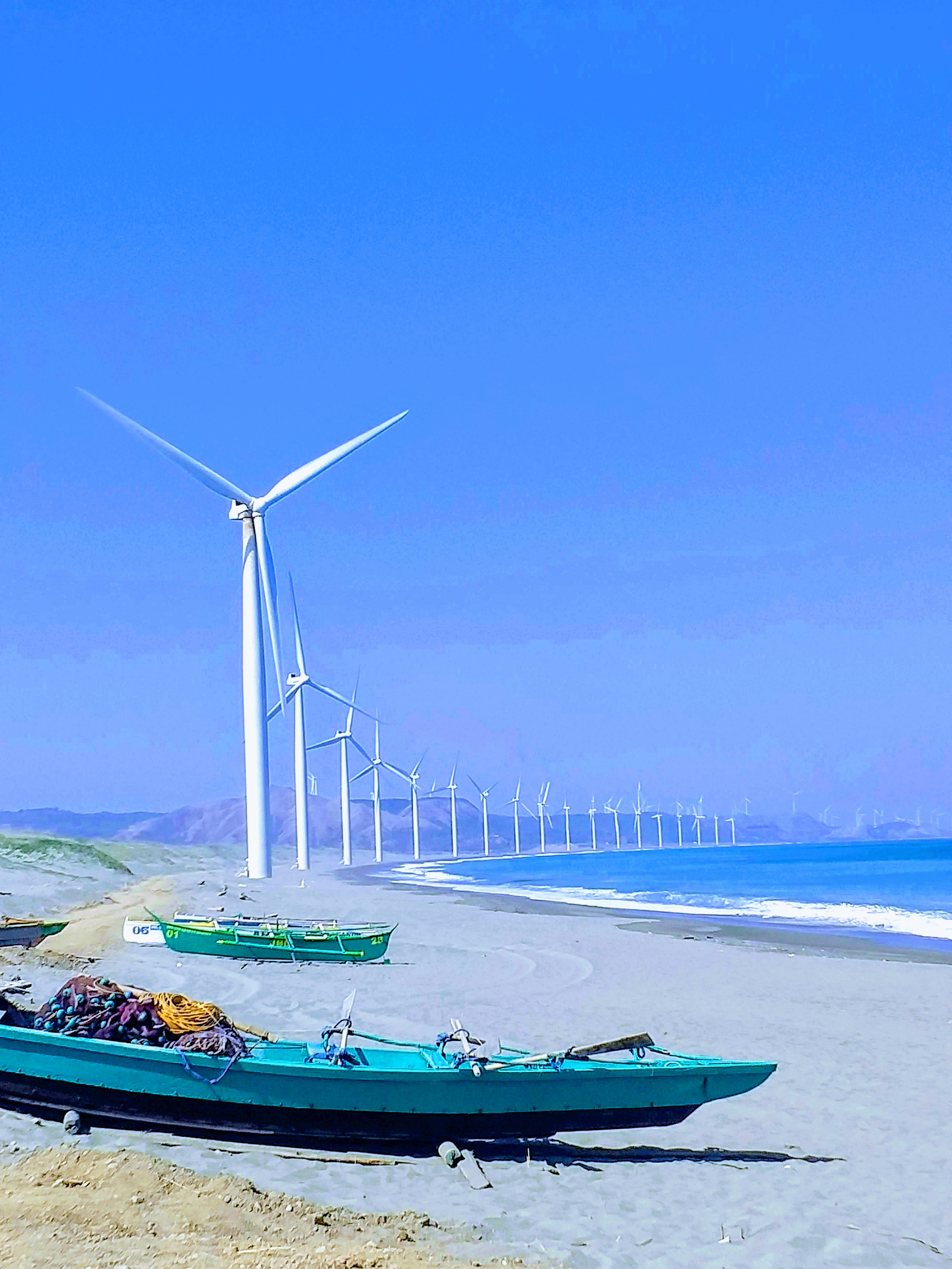 Mga windmill na may kalsada sa unahan