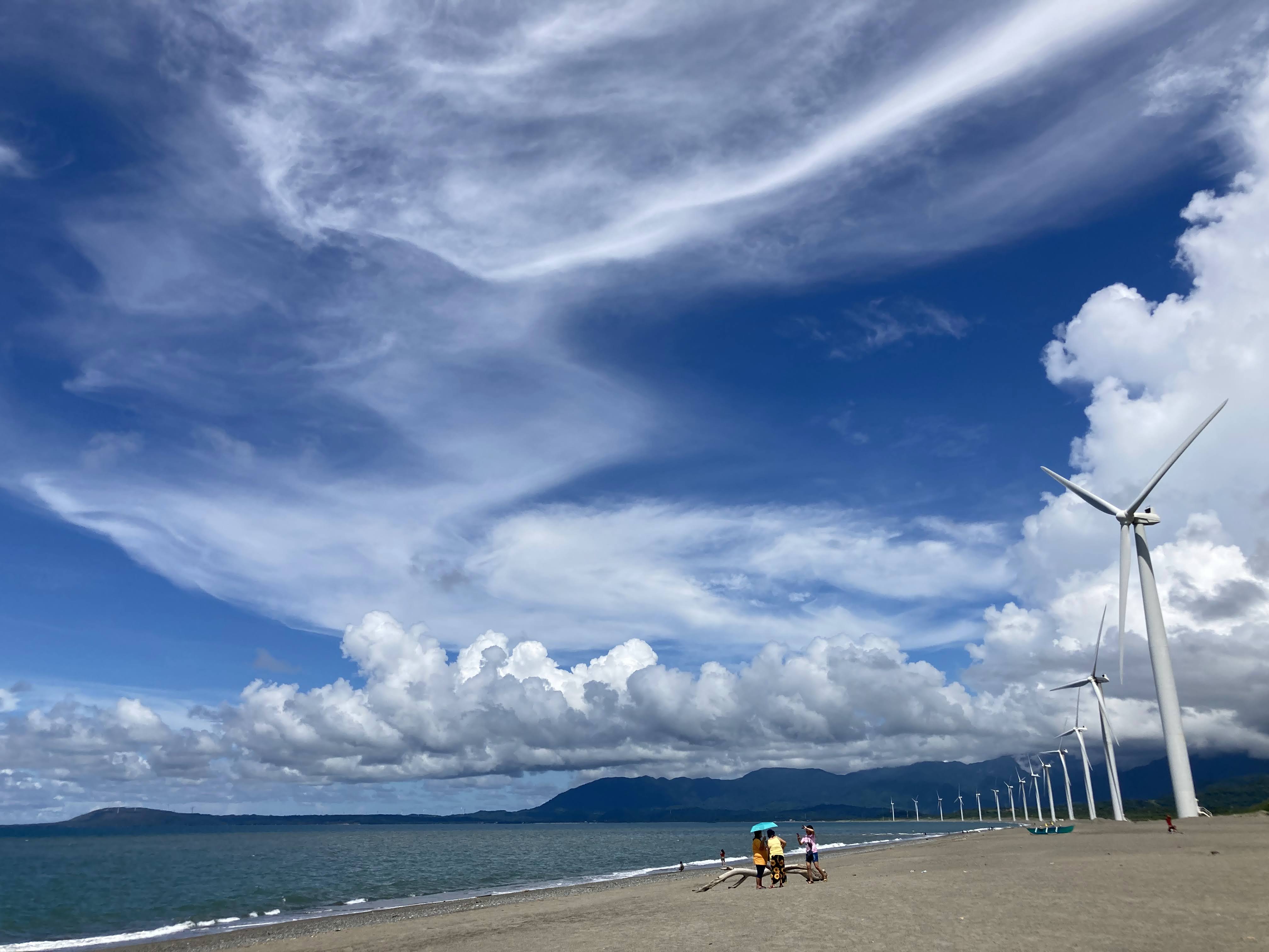 Bangui Windmills (Bangui Wind Farm) sa baybayin ng Bangui, Ilocos Norte, Pilipinas