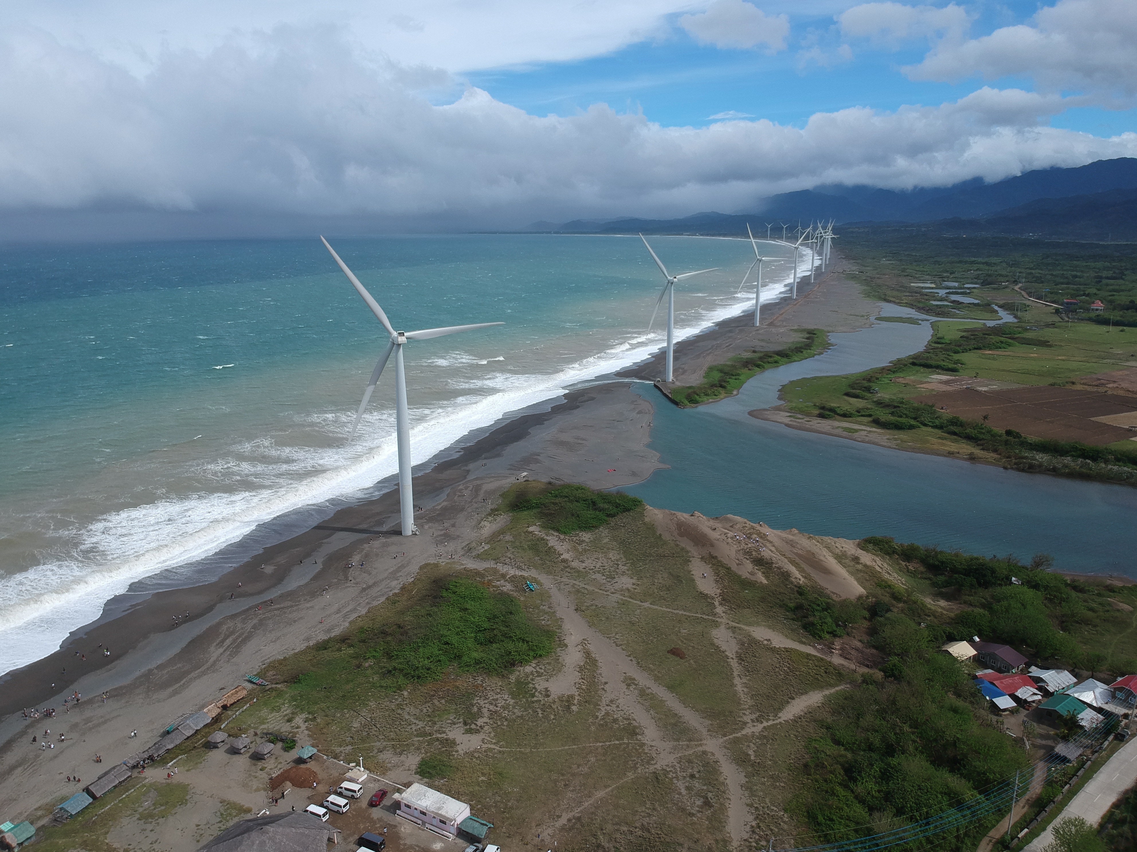 Kalsada sa tabi ng mga turbine